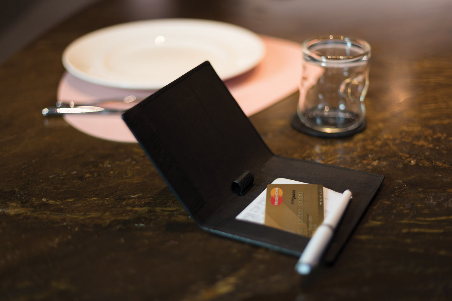 K0008AB | Porta Conto in Vera Pelle pieno fiore, grana dollaro. Mini slot interne e asola porta penna. Colore Nero. Dimensioni: cm 12 x 16 x 1. Confezione: Sacchetto Tnt