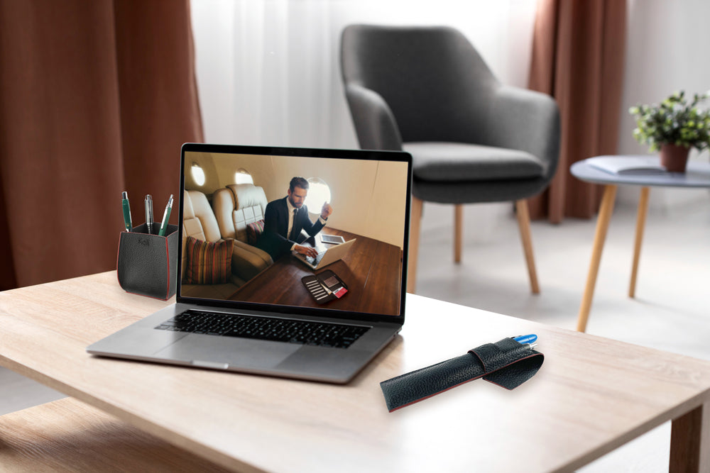 K0028DB | Custodia per Penne in Vera Pelle pieno fiore, grana dollaro - Colore Blu con bordi Gialli - Dimensioni: cm 4,5 x 16,5 x 1 - Confezione: Scatola regalo fondo/coperchio