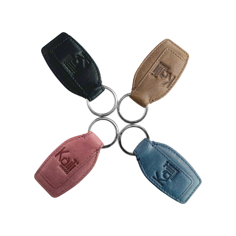 K10753NB | Portachiavi in Vera Pelle pieno fiore, con leggera grana. Colore Malva. Anello Nickel Lucido. Dimensioni totali: cm 3,5 x 9 x 0,5. Confezione: Gift Box rigido fondo/coperchio