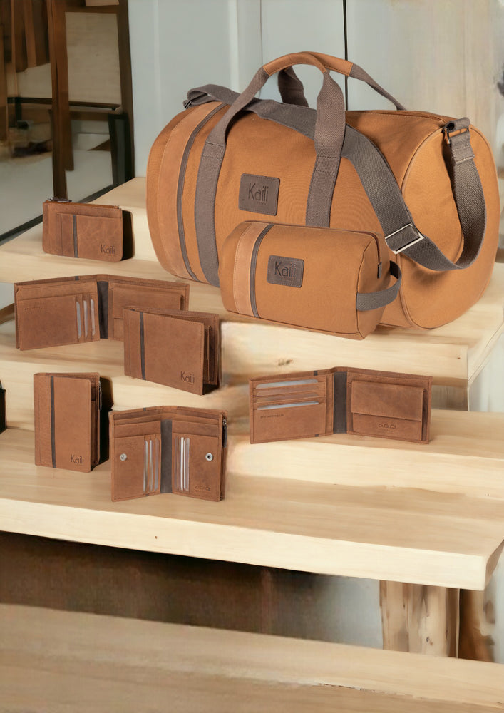 K2006UB | Borsone da Viaggio in Canvas di Cotone 100% /Vera Pelle, pieno fiore, Naked - Colore Cuoio, chiusura con lampo. Dimensioni: cm 45 x 25 x 28 - Confezione: Sacchetto in Tnt