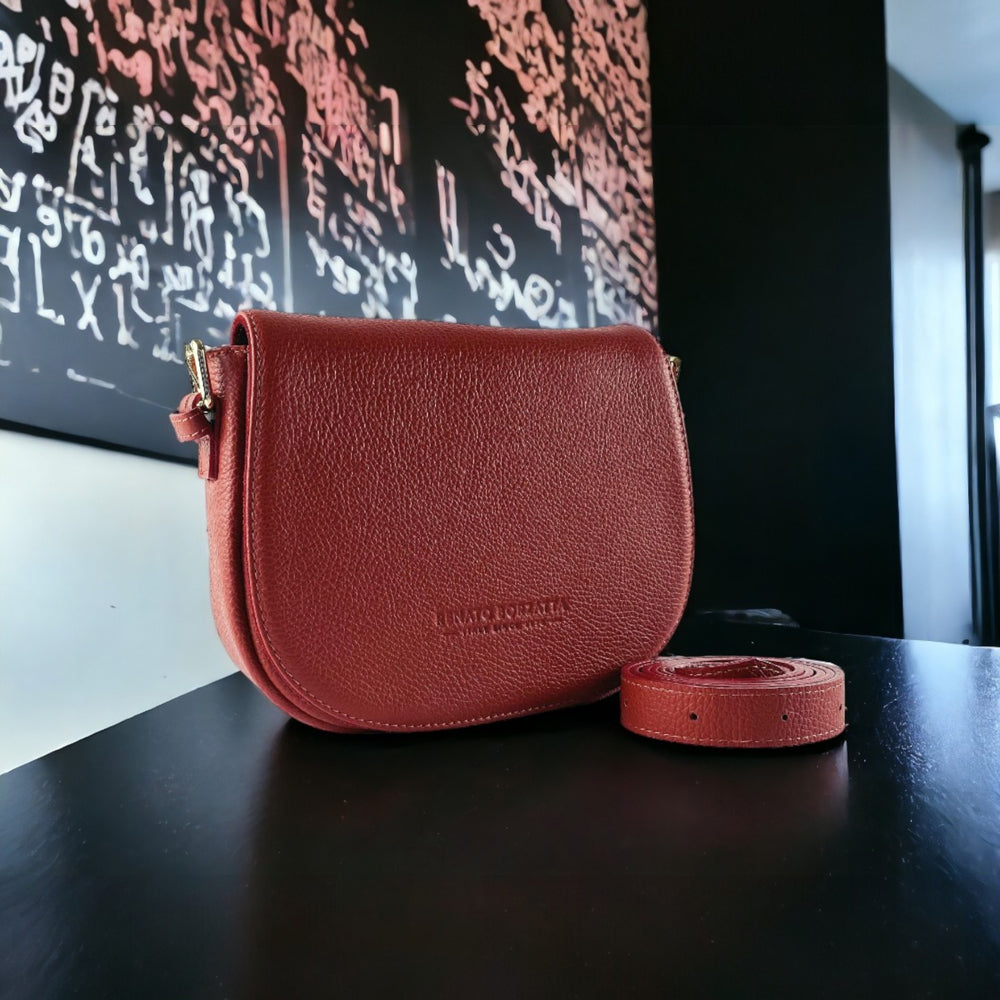 RB1002V | Borsa a Tracolla in Vera Pelle Made in Italy con Tracolla removibile in pelle e attacchi con fibbie in metallo Oro Lucido - Colore Rosso - Dimensioni: cm 26 x 20 x 10