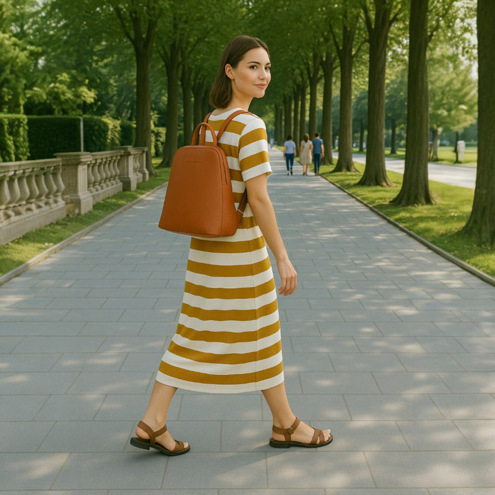 RB1018AM | Zaino Donna Doppio scomparto in Vera Pelle Made in Italy con spallacci regolabili. Accessori in metallo Canna di Fucile - Colore Paprika - Dimensioni: cm 26 x 30 x 14,5