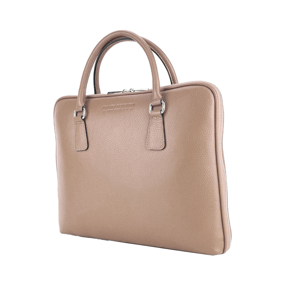 RB1019AQ | Cartella Business Unisex in Vera Pelle Made in Italy con tracolla removibile. Attacchi con moschettoni in metallo Nickel Lucido - Colore Taupe - Dimensioni: cm 37 x 29 x 6,5