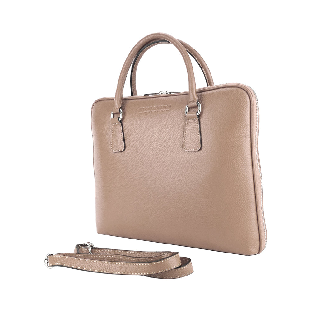 RB1019AQ | Cartella Business Unisex in Vera Pelle Made in Italy con tracolla removibile. Attacchi con moschettoni in metallo Nickel Lucido - Colore Taupe - Dimensioni: cm 37 x 29 x 6,5