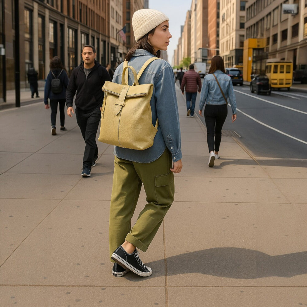 RB1021AL | Zaino Donna Morbido in Vera Pelle Made in Italy con Spallacci regolabili. Chiusura lampo e Accessori in metallo Oro Lucido - Colore Beige - Dimensioni: cm 30 x 34 x 10,5