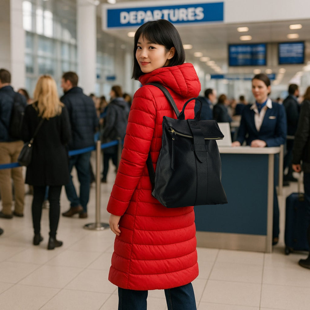 RB1021A | Zaino Donna Morbido in Vera Pelle Made in Italy con Spallacci regolabili. Chiusura lampo e Accessori in metallo Oro Lucido - Colore Nero - Dimensioni: cm 30 x 34 x 10,5