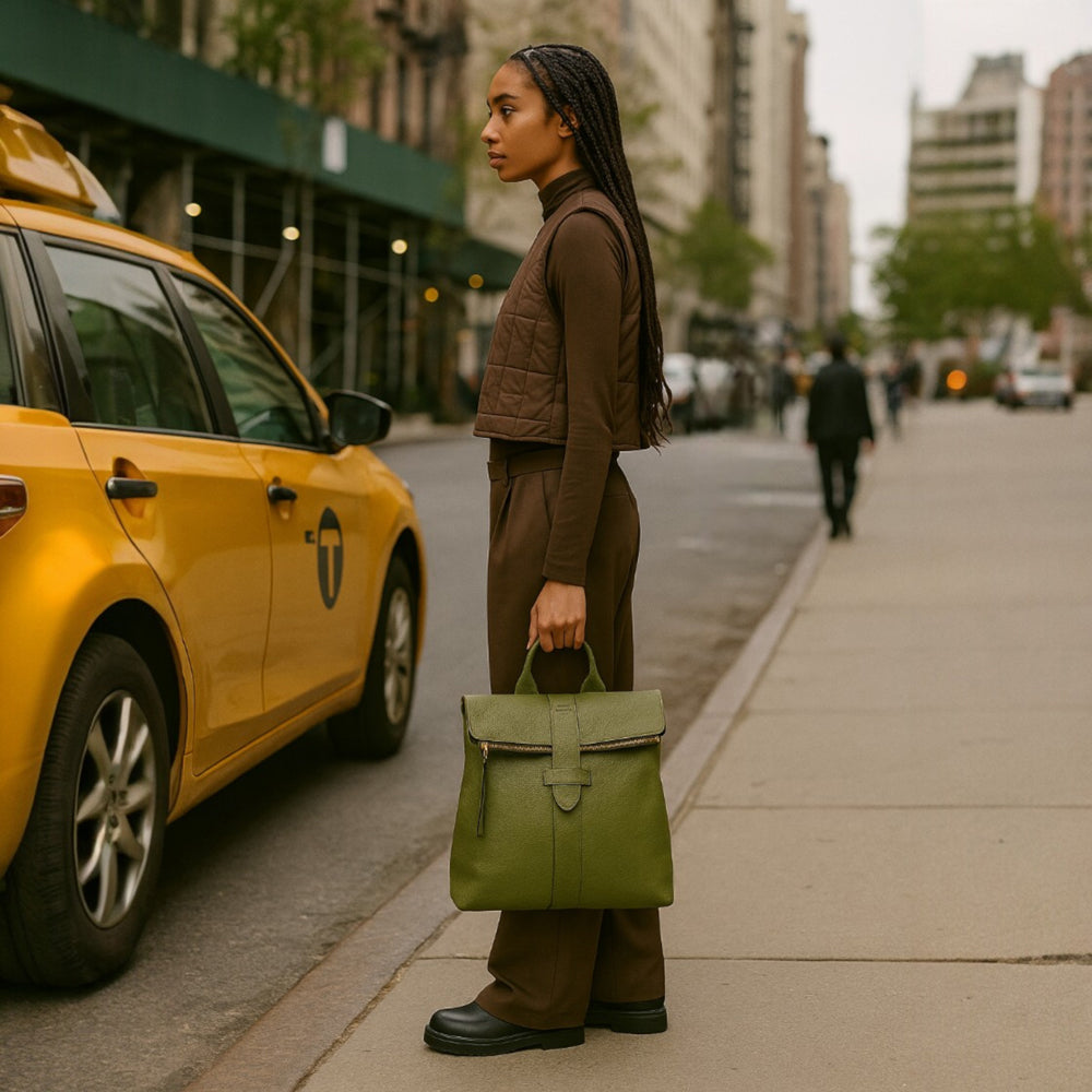 RB1021E | Zaino Donna Morbido in Vera Pelle Made in Italy con Spallacci regolabili. Chiusura lampo e Accessori in metallo Oro Lucido - Colore Verde - Dimensioni: cm 30 x 34 x 10,5