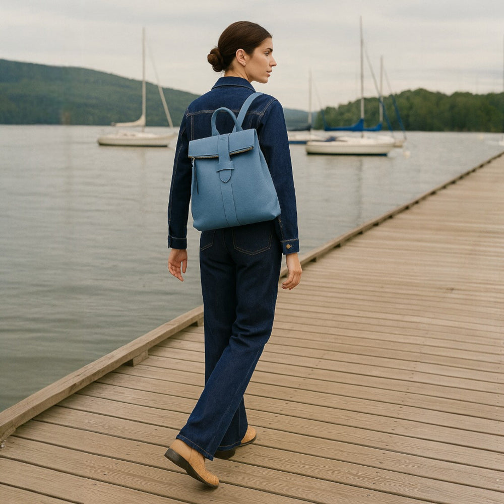 RB1021P | Zaino Donna Morbido in Vera Pelle Made in Italy con Spallacci regolabili. Chiusura lampo e Accessori in metallo Oro Lucido - Colore Avio - Dimensioni: cm 30 x 34 x 10,5