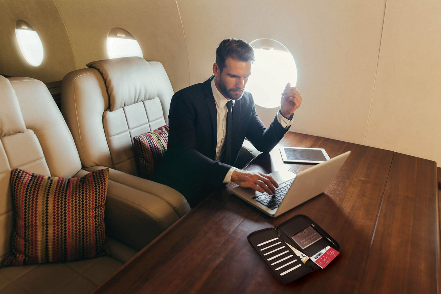 K0005DB | Portadocumenti da Viaggio in Vera Pelle pieno fiore, grana dollaro - Colore Blu - Dimensioni: cm 12,5 x 22 x 2 - Confezione: Sacchetto Tnt