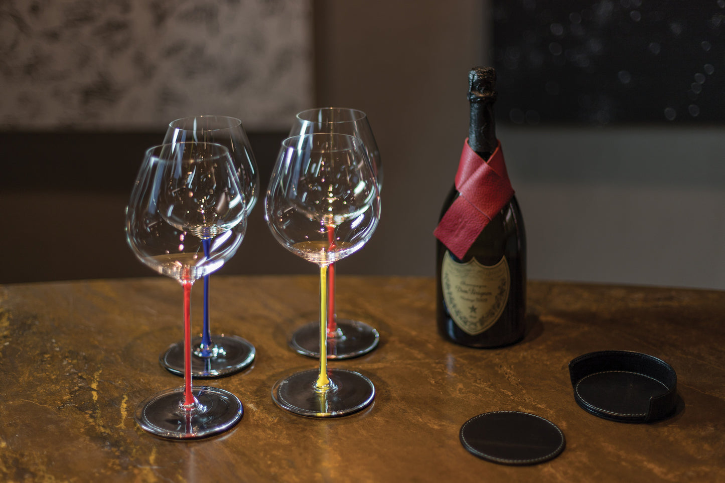 K0010XB | Salvagoccia per Bottiglia Made in Italy in Vera Pelle pieno fiore, grana dollaro - Colore Bordeaux. Dimensioni: cm 27 x 4 x 0,5.  Confezione: Gift Box rigido fondo/coperchio