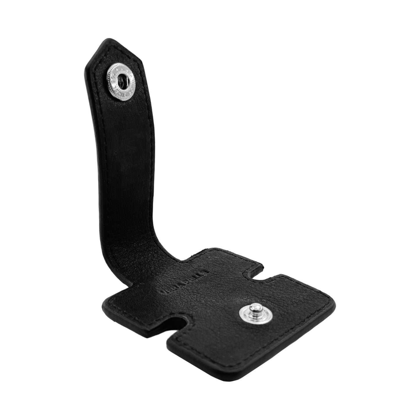 K0019AB | Avvolgicavo in Vera Pelle pieno fiore con leggera grana. Colore Nero. Chiusura con bottone automatico. Dimensioni da chiuso: cm 6x6x1. Confezione: Gift Box rigido fondo/coperchio