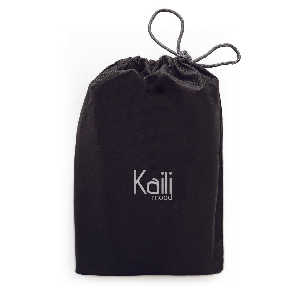K0022AB | Messenger in Canvas/Vera Pelle, pieno fiore, volanata - Colore Nero. Accessori Nickel Anticato, Chiusura superiore con lampo. Dimensioni: cm 35 x 26 x 10. Confezione: Sacchetto Tnt