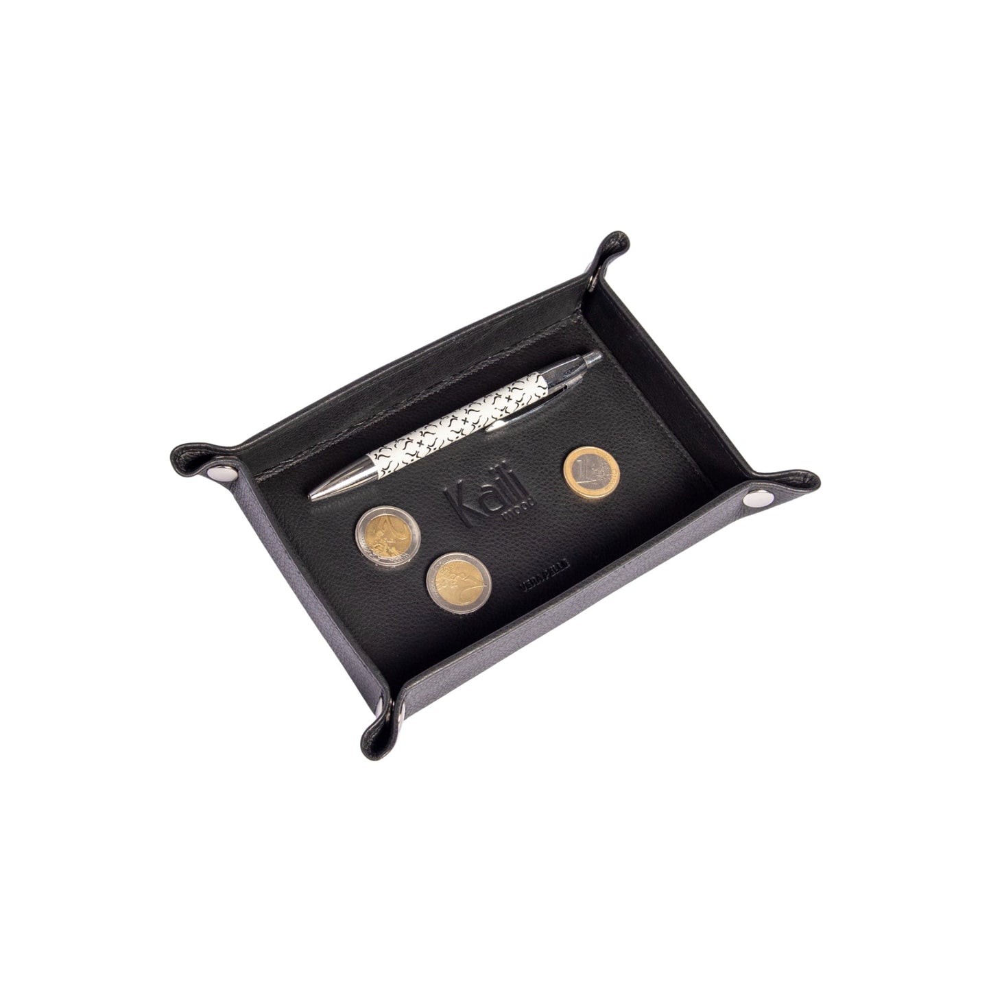 K0052AB  | Vuotatasche Rettangolare in Vera Pelle pieno fiore, con leggera grana. Colore Nero. Chiusura con bottoni automatici in finitura Argento Lucido. Dimensioni (da chiuso): cm 17 x 11 x 3