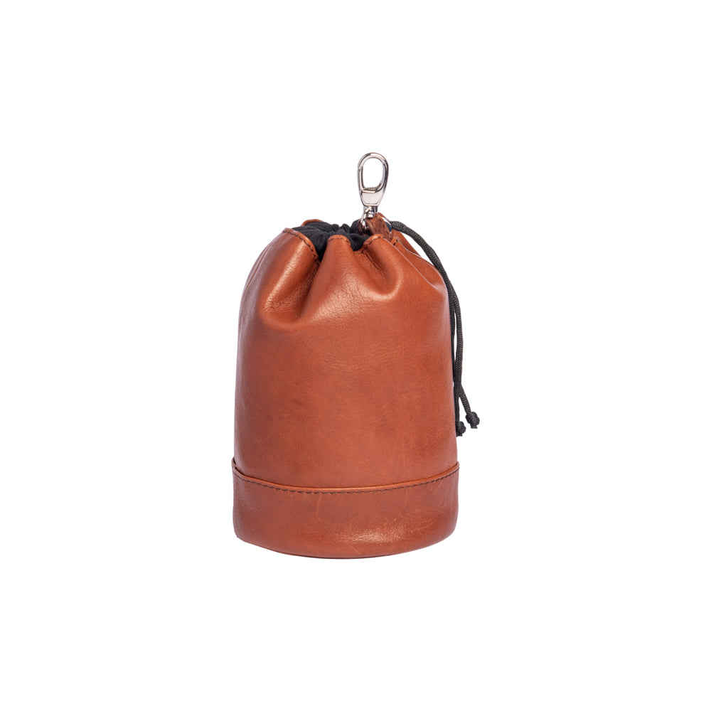 K0055SB | Pochette con Coulisse Hands-Free in Vera Pelle pieno fiore, ingrassata. Fodera in cotone. Colore Cognac. Dimensioni: cm 10 x 17 x 9,5. Confezione: Sacchetto Tessuto non Tessuto