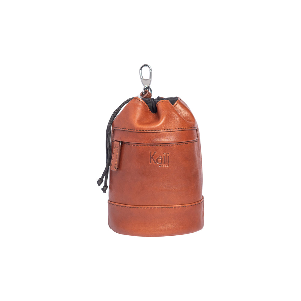 K0055SB | Pochette con Coulisse Hands-Free in Vera Pelle pieno fiore, ingrassata. Fodera in cotone. Colore Cognac. Dimensioni: cm 10 x 17 x 9,5. Confezione: Sacchetto Tessuto non Tessuto