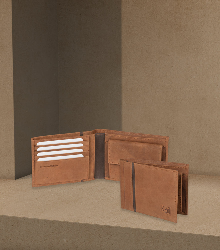 K12203UB | Portafogli Uomo in Vera Pelle pieno fiore, Naked. Colore Cuoio. Protezione RFID. Dimensioni da chiuso: cm 12,5 x 9,5 x 2. Confezione: Scatola regalo fondo/coperchio