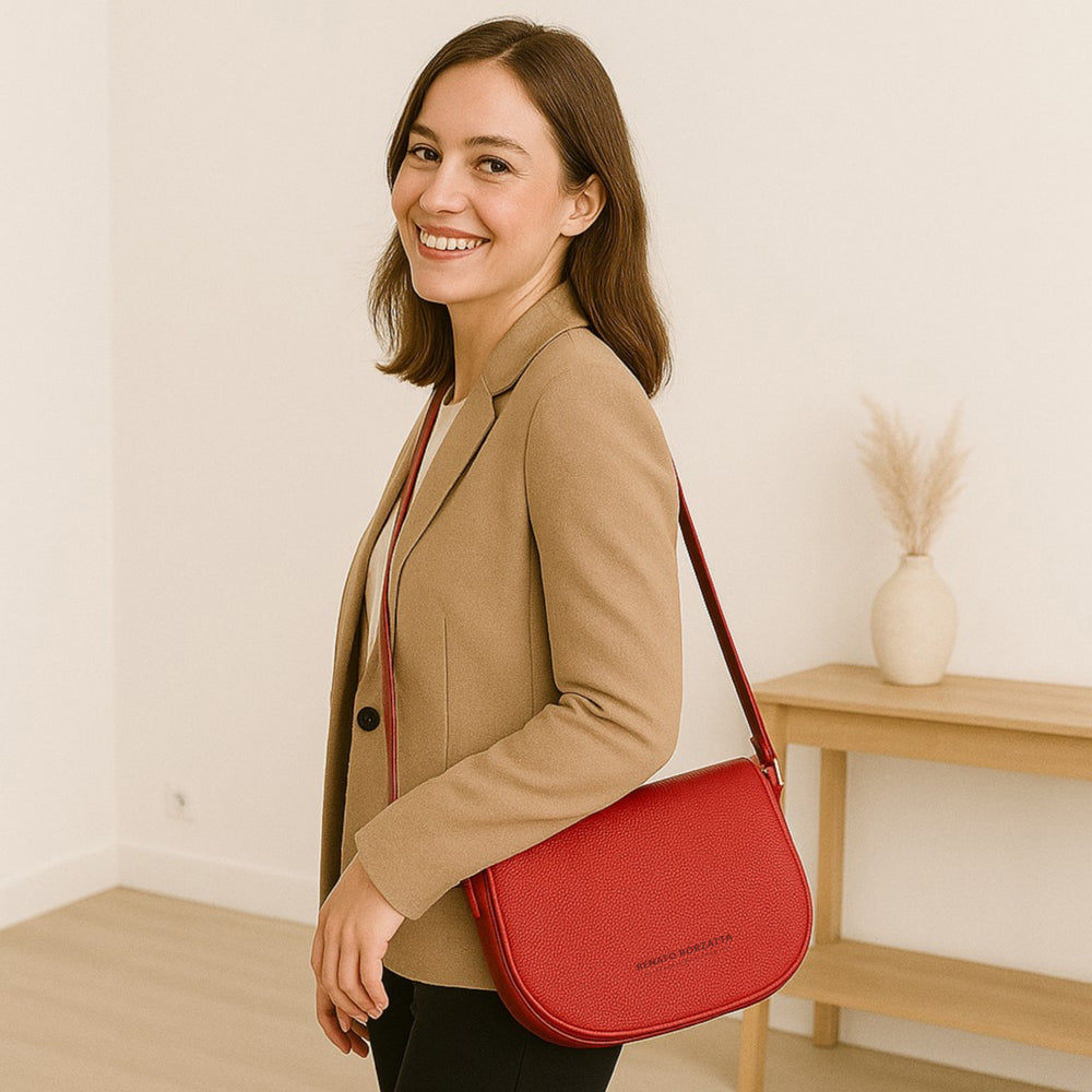 RB1002V | Borsa a Tracolla  in Vera Pelle Made in Italy con Tracolla removibile in pelle e attacchi con fibbie in metallo Oro Lucido - Colore Rosso - Dimensioni: cm 26 x 20 x 10