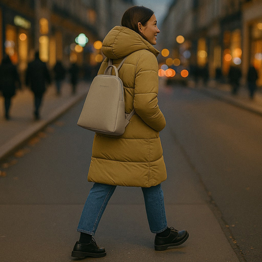 RB1018AQ | Zaino Donna Doppio scomparto in Vera Pelle Made in Italy con spallacci regolabili. Accessori in metallo Canna di Fucile - Colore Taupe - Dimensioni: cm 26 x 30 x 14,5