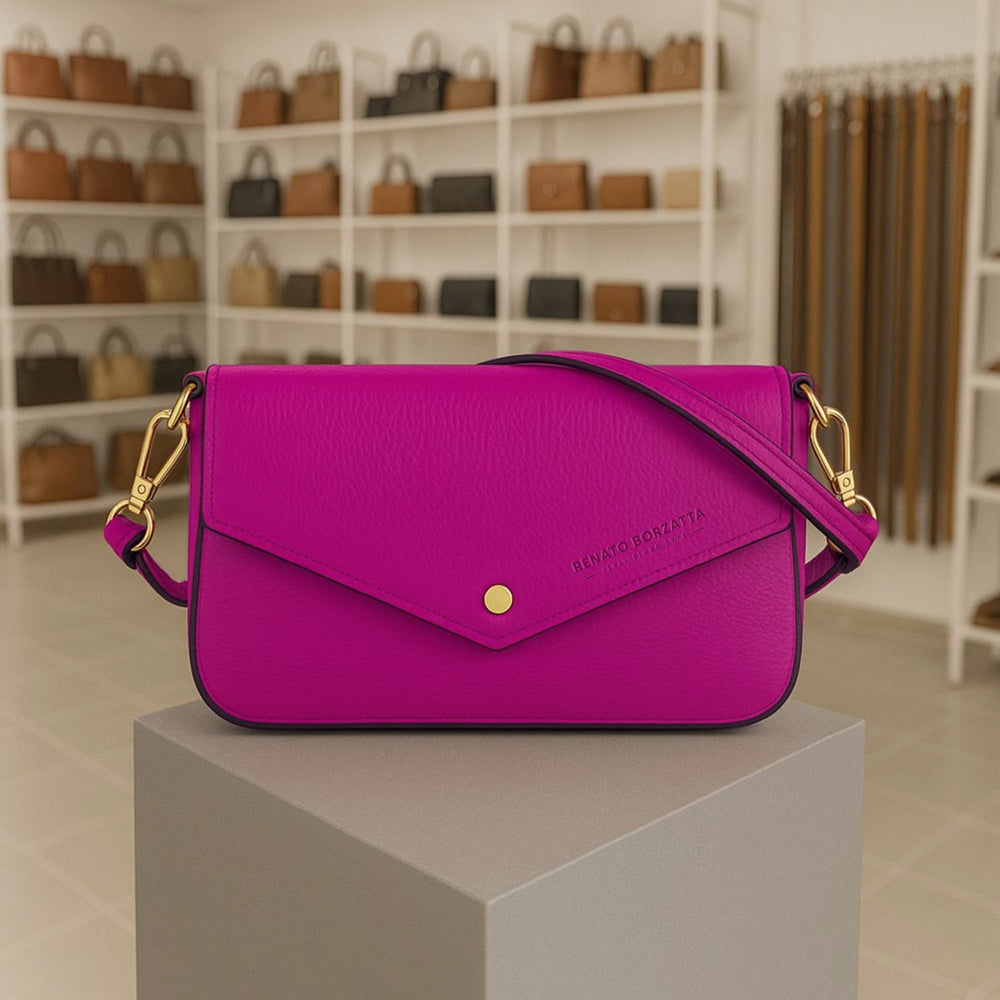 RB1023BE | Borsa piccola a Spalla con Tracolla a catena removibile in Vera Pelle Made in Italy. Pattina di Chiusura. Accessori in metallo Oro Lucido - Colore Fuxia - Dimensioni: cm 22 x 12 x 3